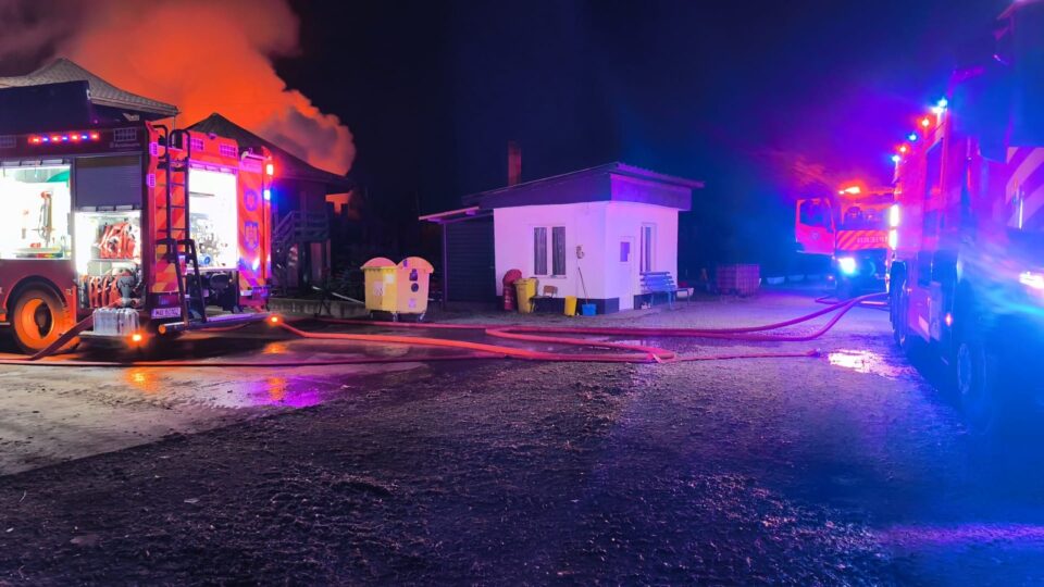 Incendiu la o cantitate imensă de deșeuri. Pompierii au mult de lucrat la fața locului, în condiții de Cod Roșu de caniculă, pentru a evita o nouă aprindere