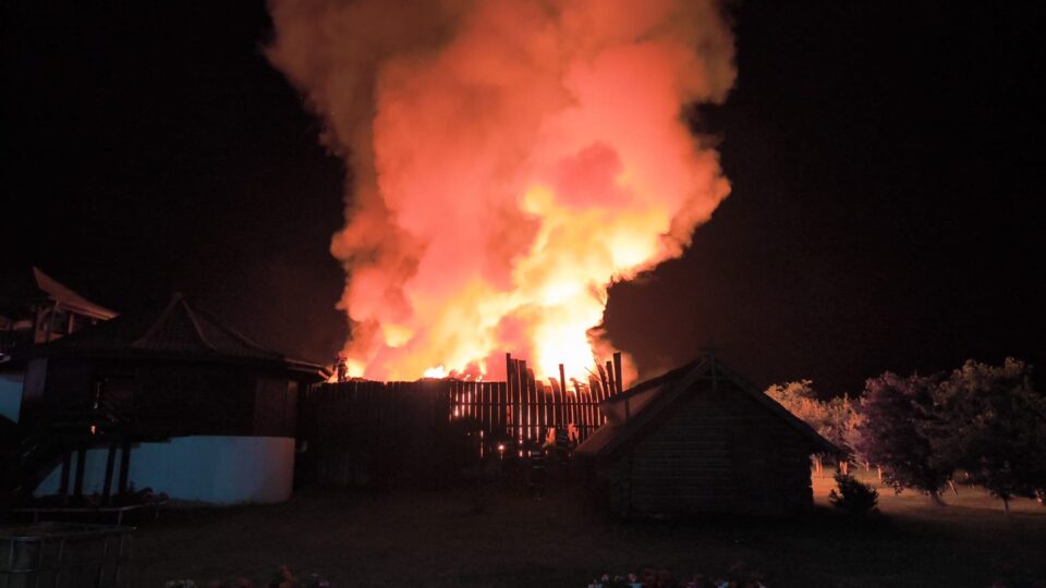 Incendiu la o cantitate imensă de deșeuri. Pompierii au mult de lucrat la fața locului, în condiții de Cod Roșu de caniculă, pentru a evita o nouă aprindere
