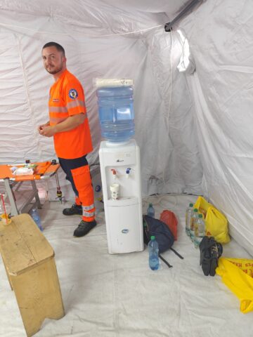 Cort de asistență medicală de urgență pe esplanada Casei de Cultură din Suceava