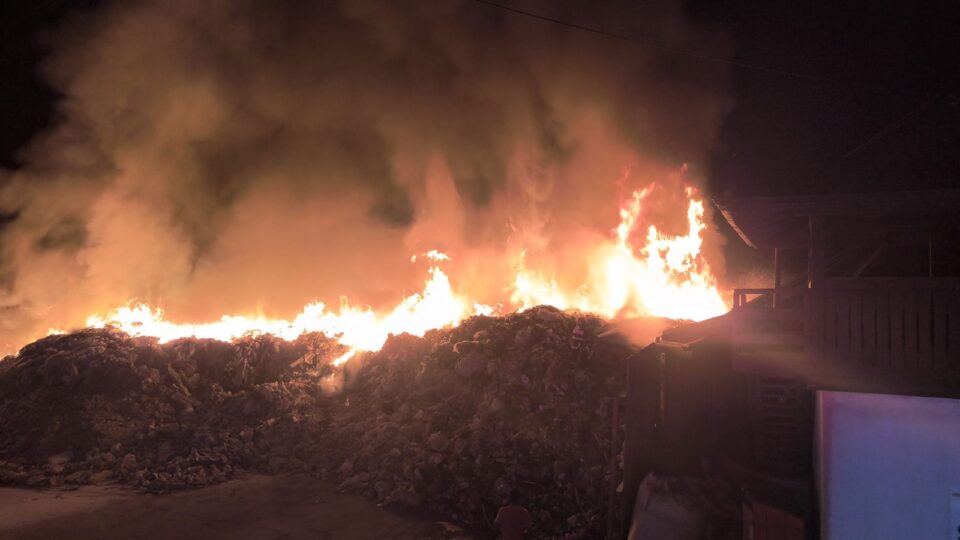 Incendiu la o cantitate imensă de deșeuri. Pompierii au mult de lucrat la fața locului, în condiții de Cod Roșu de caniculă, pentru a evita o nouă aprindere