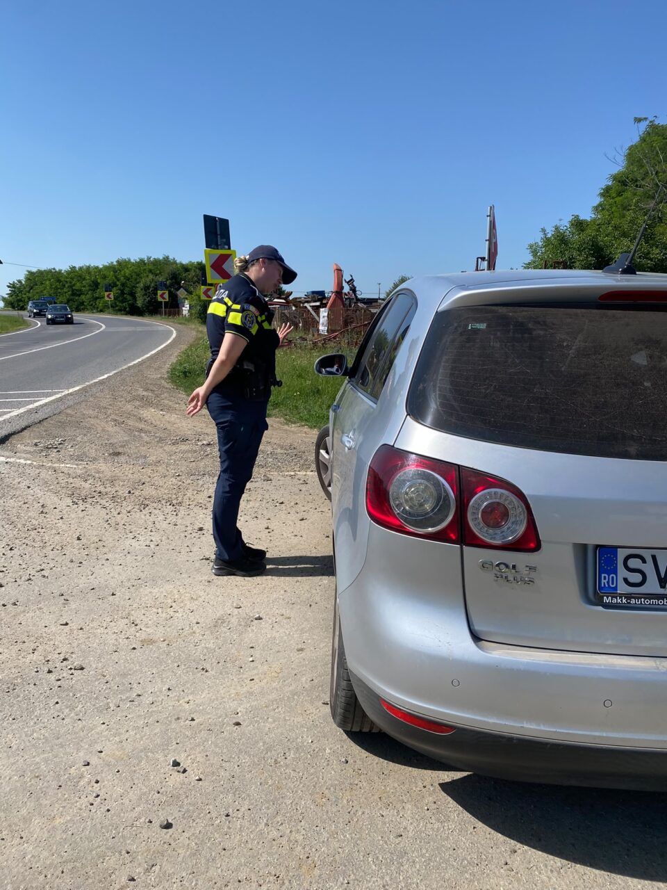 Patru șoferi care nu au respectat semnalele acustice și luminoase de la calea ferată, lăsați pietoni