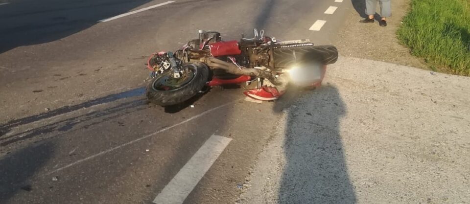 Tânără de 17 ani, pe motocicletă, rănită grav de un șofer aflat în depășire - Fotografie generică