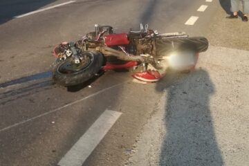 Tânără de 17 ani, pe motocicletă, rănită grav de un șofer aflat în depășire - Fotografie generică