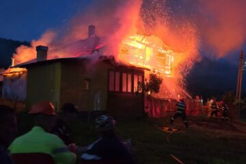 O casă de la munte a ars violent, cu pagube de cel puțin 200.000 de lei