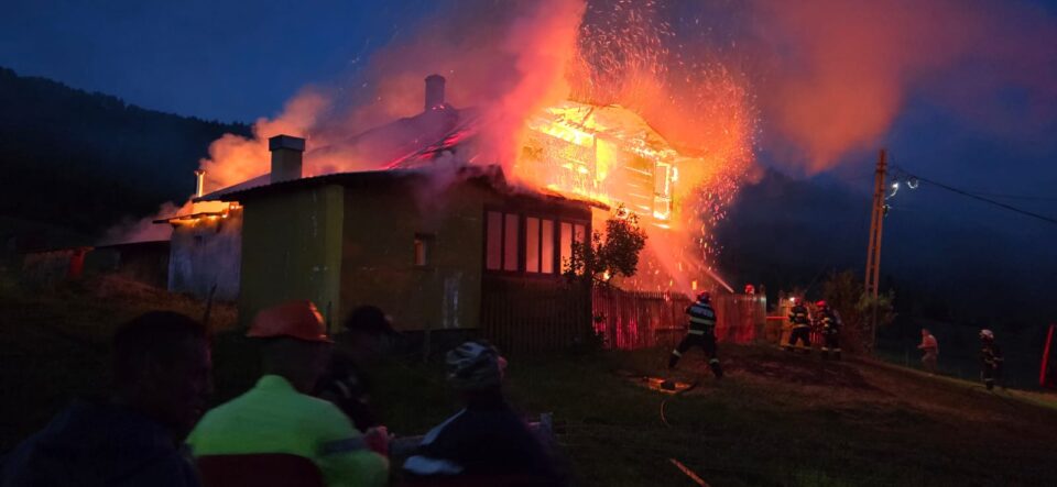 O casă de la munte a ars violent, cu pagube de cel puțin 200.000 de lei O casă de la munte a ars violent, cu pagube de cel puțin 200.000 de lei