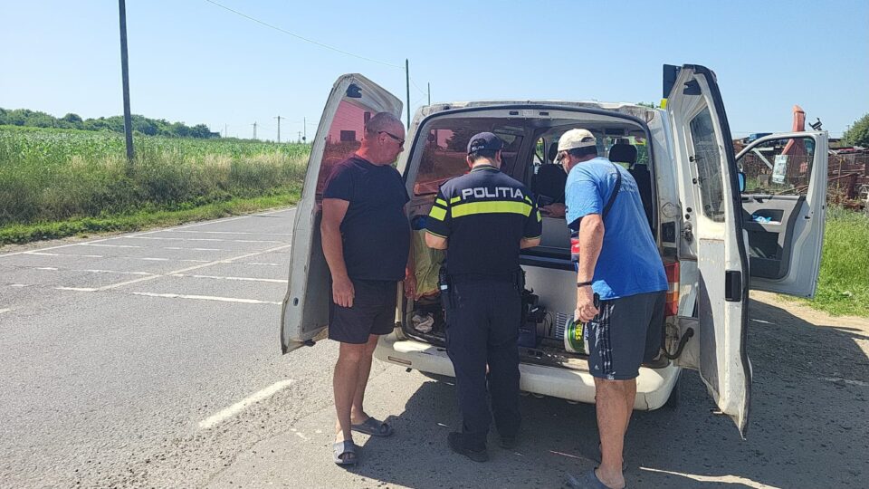 Patru șoferi care nu au respectat semnalele acustice și luminoase de la calea ferată, lăsați pietoni