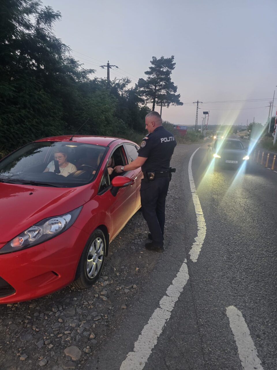 Patru șoferi care nu au respectat semnalele acustice și luminoase de la calea ferată, lăsați pietoni