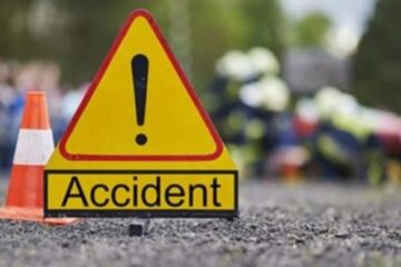 Doi tineri, la spital după ce au intrat cu motocicleta într-o căruță
