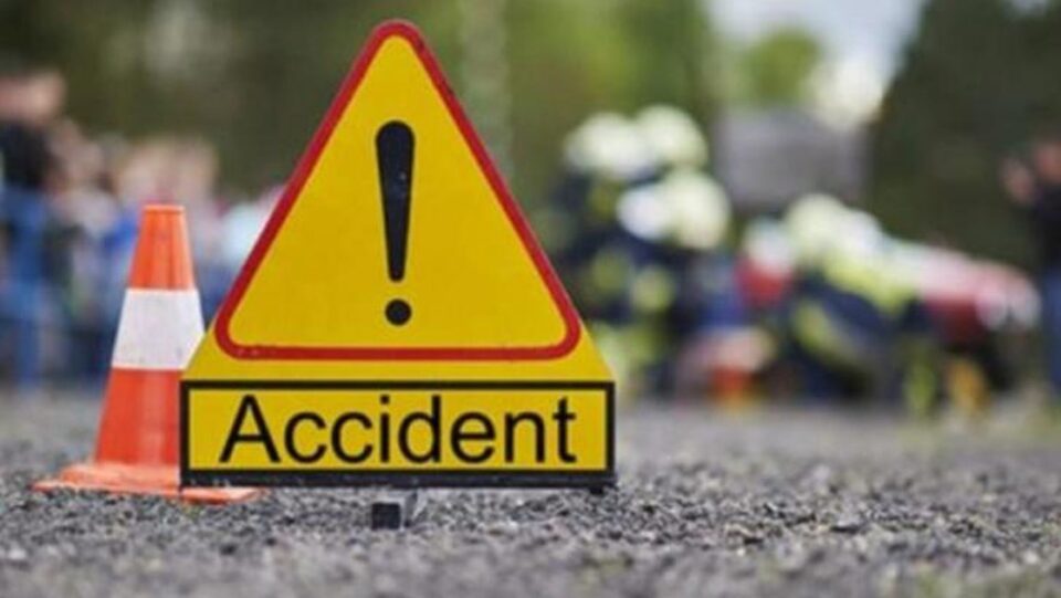 Doi tineri, la spital după ce au intrat cu motocicleta într-o căruță