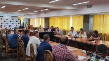 Pro și contra închiderii sălilor de jocuri din Suceava, față în față, la sediul Primăriei Suceava