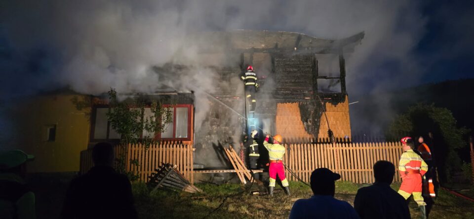 O casă de la munte a ars violent, cu pagube de cel puțin 200.000 de lei