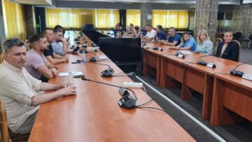 Pro și contra închiderii sălilor de jocuri din Suceava, față în față, la sediul Primăriei Suceava