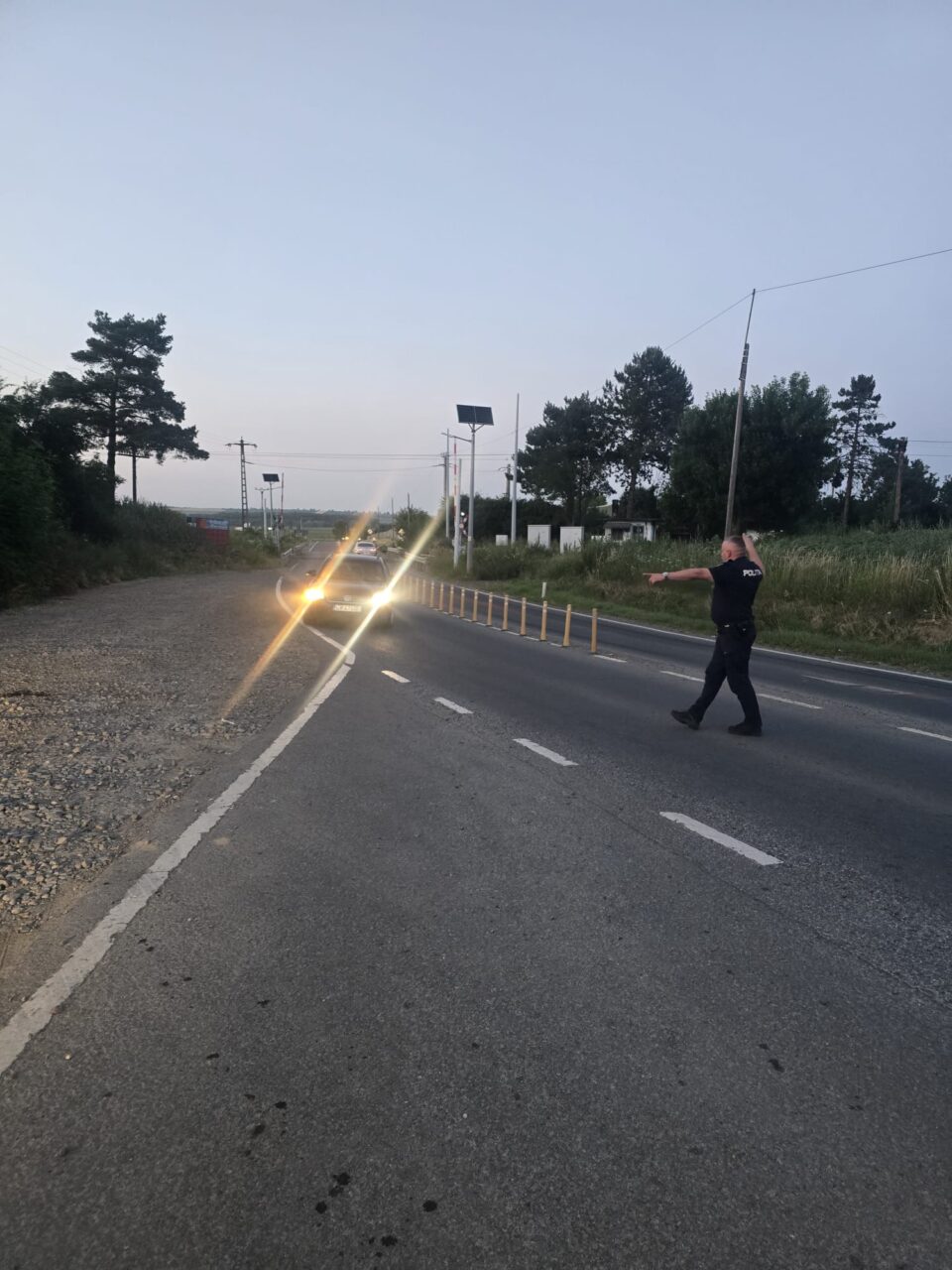 Patru șoferi care nu au respectat semnalele acustice și luminoase de la calea ferată, lăsați pietoni