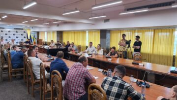 Pro și contra închiderii sălilor de jocuri din Suceava, față în față, la sediul Primăriei Suceava