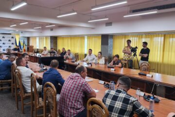 Pro și contra închiderii sălilor de jocuri din Suceava, față în față, la sediul Primăriei Suceava