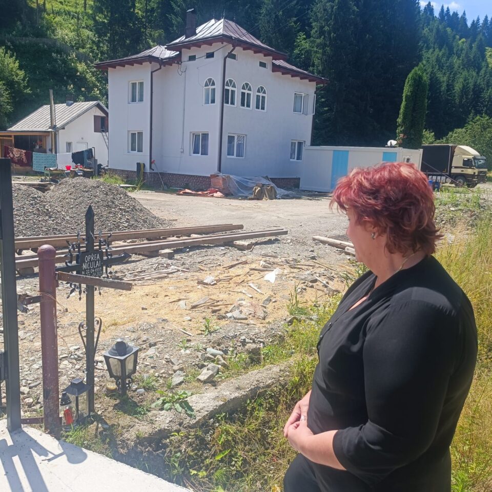 Marcela Oprea, în locul unde soțul și-a găsit sfârșitul