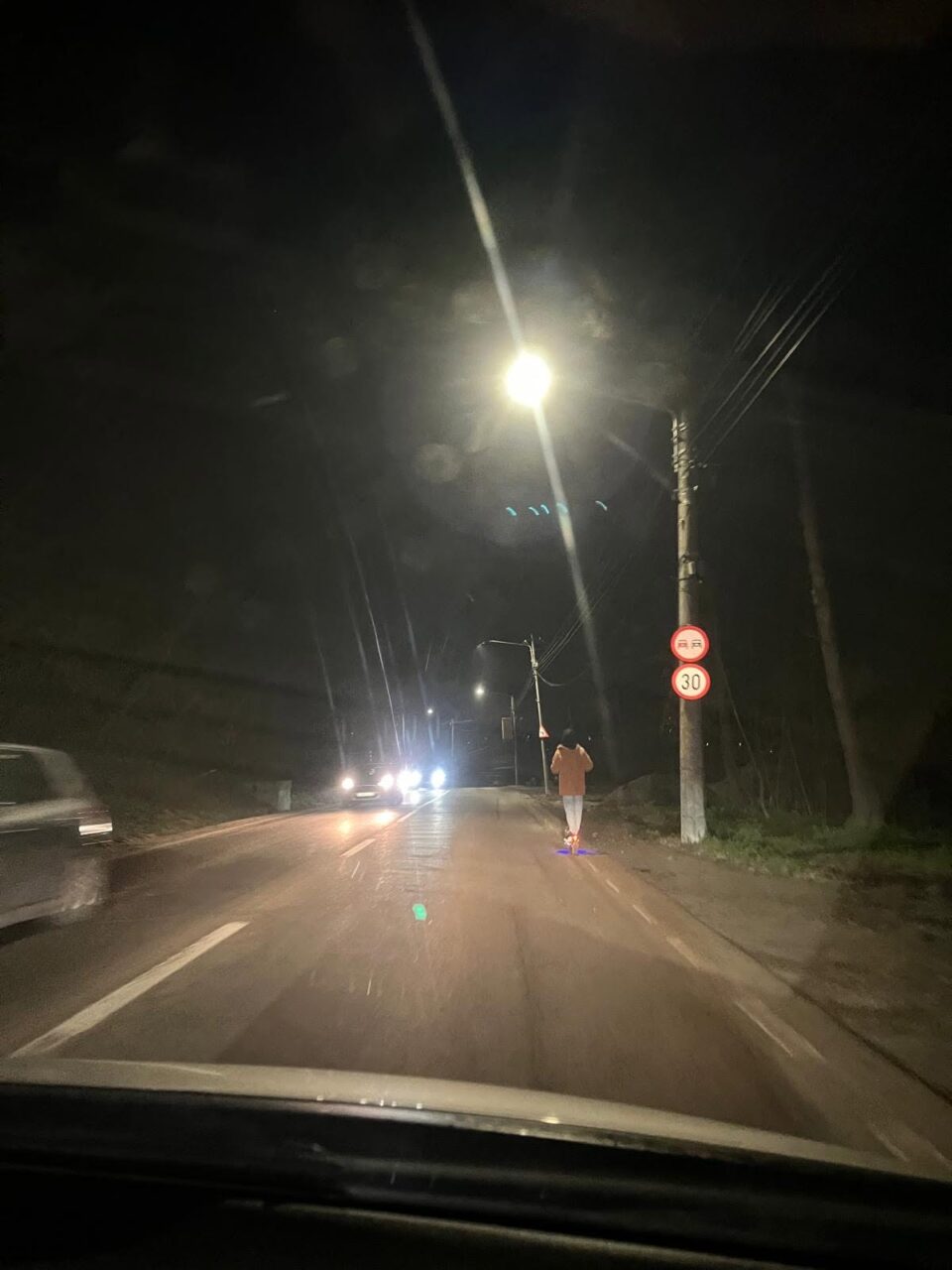 Ipoteștiul cere trotuare pe rutele spre Suceava și Lisaura