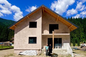 La aproape un an de la inundațiile din Bazinul Dornelor, Arhiepiscopia Sucevei și Rădăuților continuă să reclădească speranța la Broșteni