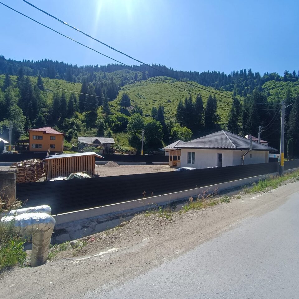 Casa din imagini a fost construită de la zero în locul celei care a fost demolată după inundații