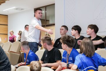 Gheorghe Șoldan îi va premia pe jucătorii echipelor de handbal de juniori 1, 3 și 4 ale CSU Suceava