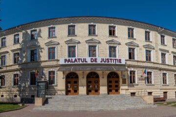 O educatoare, condamnată la amendă penală, cu amânarea executării pedepsei, după ce a bruscat un copil