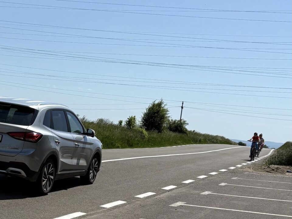 Ipoteștiul cere trotuare pe rutele spre Suceava și Lisaura