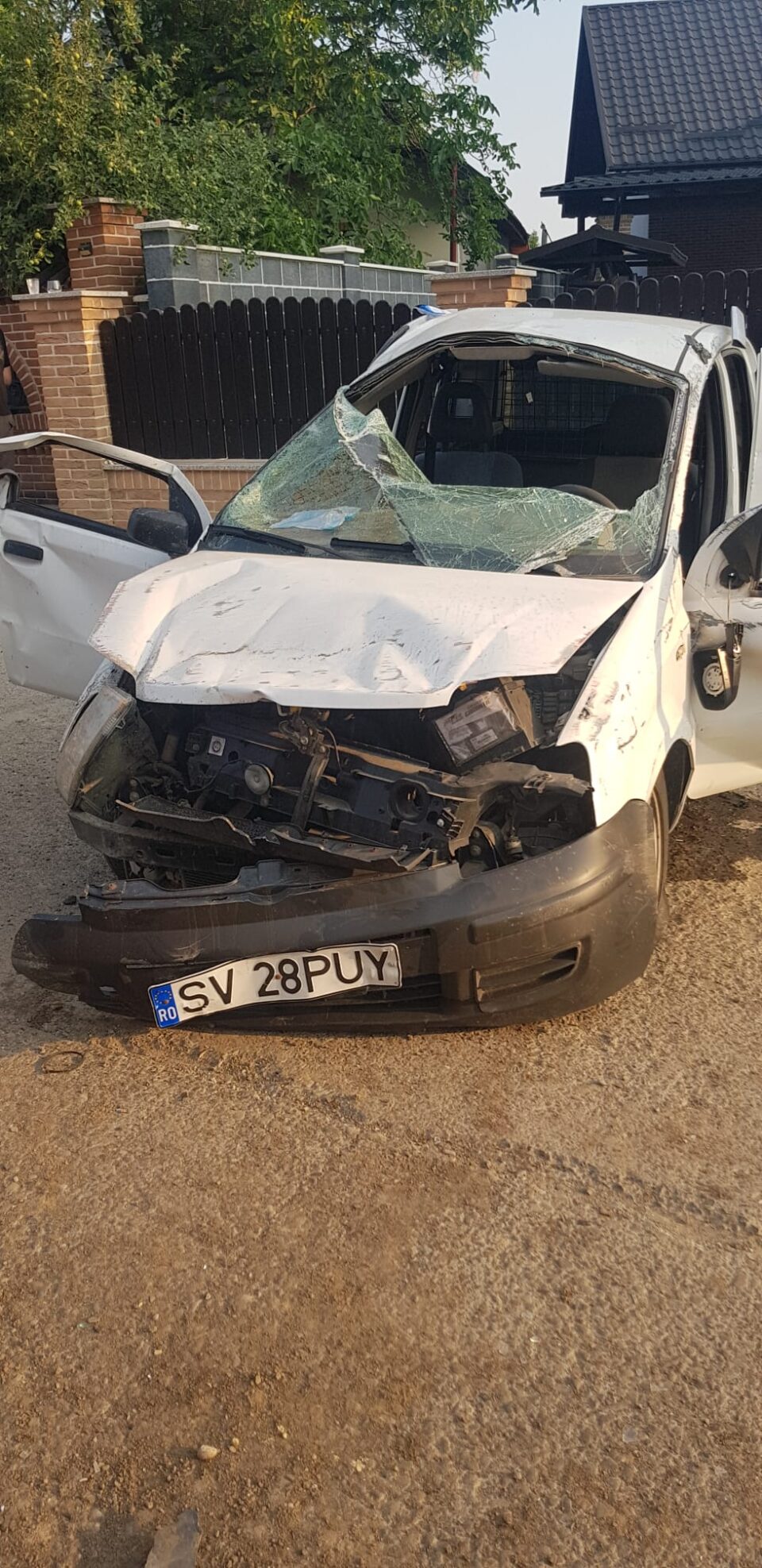 Adolescent de 17 ani, la volan, rănit grav din cauza vitezei excesive