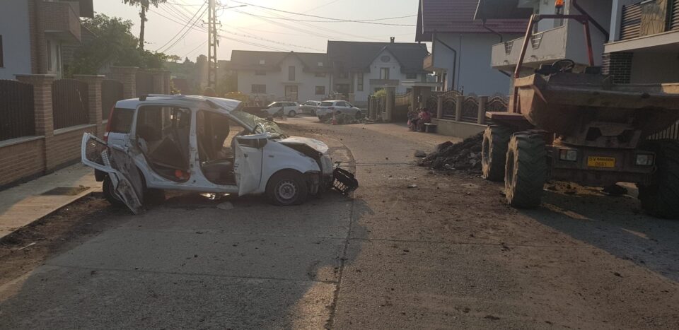 Adolescent de 17 ani, la volan, rănit grav din cauza vitezei excesive Adolescent de 17 ani, la volan, rănit grav din cauza vitezei excesive