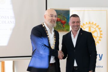 Florin Hrebenciuc (stânga) a preluat de la Andrei Puiu președinția Rotary Club Suceava Bucovina pentru următorul an rotarian Florin Hrebenciuc (stânga) a preluat de la Andrei Puiu președinția Rotary Club Suceava Bucovina pentru următorul an rotarian