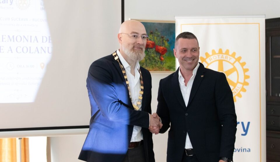 Florin Hrebenciuc (stânga) a preluat de la Andrei Puiu președinția Rotary Club Suceava Bucovina pentru următorul an rotarian