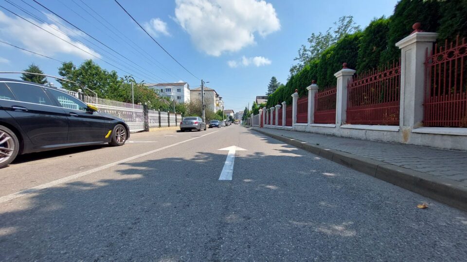 Sens unic pe strada 1 Mai din Fălticeni începând cu 6 iulie. Se amenajează noi locuri de parcare