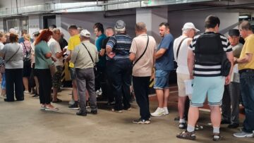 Cozi de zeci de persoane în parcarea subterană, la abonamentele pentru riverani