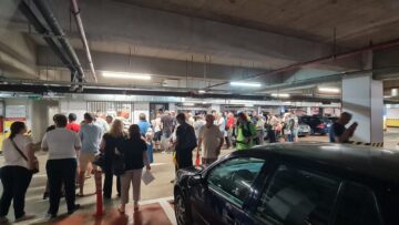 Cozi de zeci de persoane în parcarea subterană, la abonamentele pentru riverani