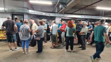 Cozi de zeci de persoane în parcarea subterană, la abonamentele pentru riverani