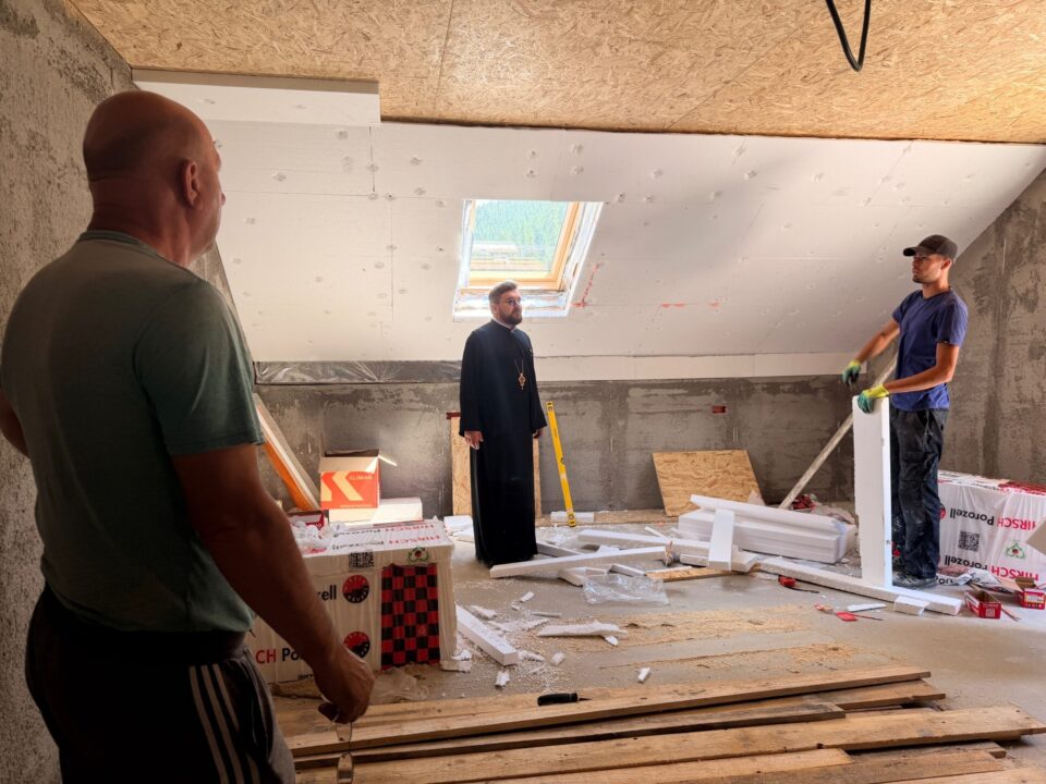La aproape un an de la inundațiile din Bazinul Dornelor, Arhiepiscopia Sucevei și Rădăuților continuă să reclădească speranța la Broșteni