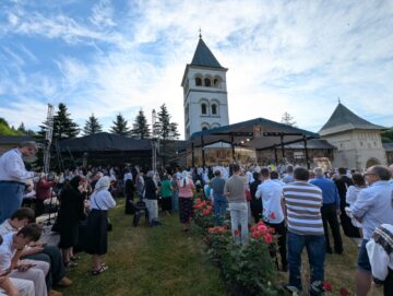 Mii de credincioși ortodocși au participat, la Mănăstirea Putna, la comemorarea a 522 de ani de la trecerea la cele veșnice a Sfântului Voievod Ștefan cel Mare