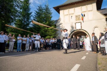 Gheorghe Șoldan, alături de mii de credincioși la sărbătoarea Sfântului Voievod Ștefan cel Mare de la Putna: „Avem datoria să-i ducem mai departe moștenirea uriașă”