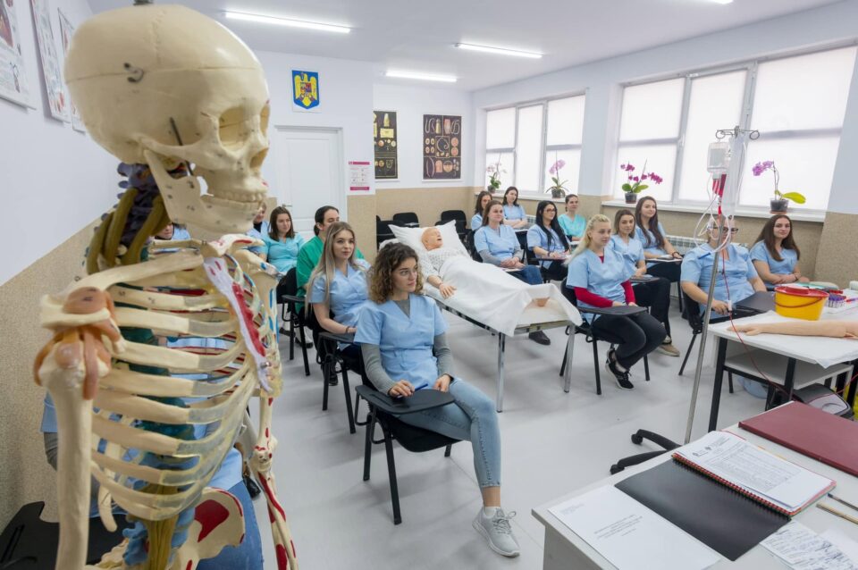 Continuă înscrierile la Școala Postliceală Sanitară. Nouă specializări căutate pe piața muncii, în oferta instituției