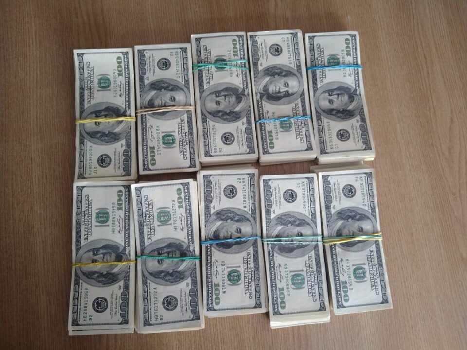 Aproape 500.000 de dolari, confiscați abuziv, returnați unui ucrainean