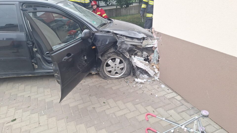 Bătrân de 80 de ani, mort după ce a intrat cu mașina in peretele unei case