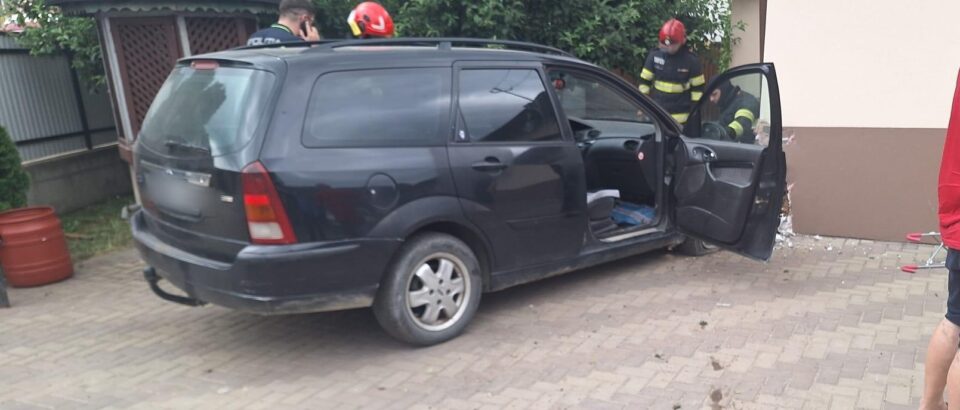 Bătrân de 80 de ani, mort după ce a intrat cu mașina in peretele unei case