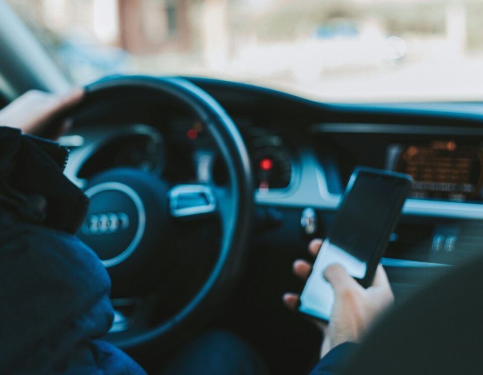A dat cu mașina peste o fată de 16 ani, din cauză că era cu ochii în telefon - Fotografie generică