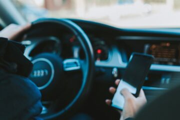 A dat cu mașina peste o fată de 16 ani, din cauză că era cu ochii în telefon - Fotografie generică