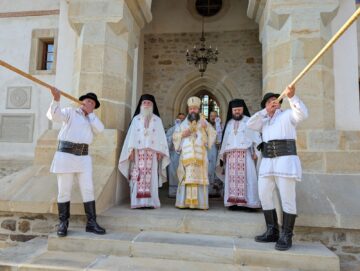 Mii de credincioși ortodocși au participat, la Mănăstirea Putna, la comemorarea a 522 de ani de la trecerea la cele veșnice a Sfântului Voievod Ștefan cel Mare