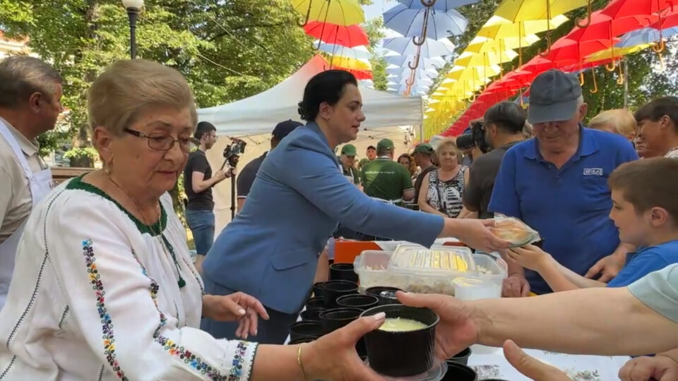 Peste 1.500 de porții oferite gratuit la Rădăuți, la a II-a ediție a Zilei Ciorbei Rădăuțene Peste 1.500 de porții oferite gratuit la Rădăuți, la a II-a ediție a Zilei Ciorbei Rădăuțene