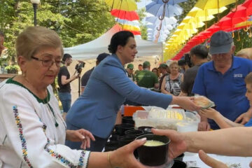 Peste 1.500 de porții oferite gratuit la Rădăuți, la a II-a ediție a Zilei Ciorbei Rădăuțene Peste 1.500 de porții oferite gratuit la Rădăuți, la a II-a ediție a Zilei Ciorbei Rădăuțene