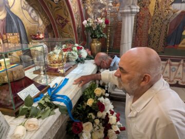 Mii de credincioși ortodocși au participat, la Mănăstirea Putna, la comemorarea a 522 de ani de la trecerea la cele veșnice a Sfântului Voievod Ștefan cel Mare