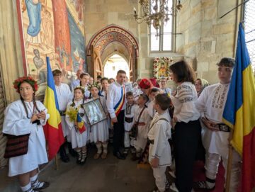 Mii de credincioși ortodocși au participat, la Mănăstirea Putna, la comemorarea a 522 de ani de la trecerea la cele veșnice a Sfântului Voievod Ștefan cel Mare