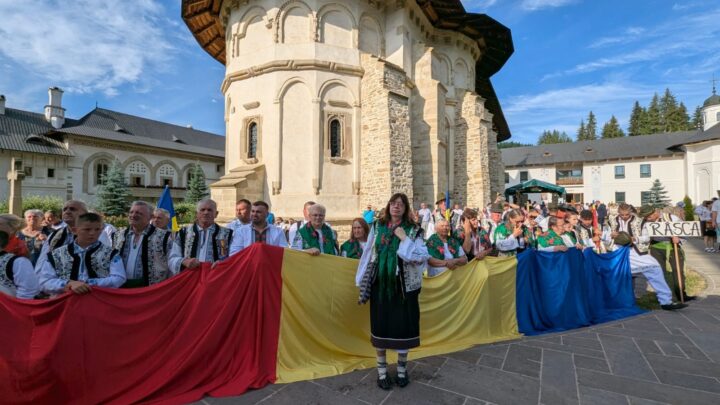 Mii de credincioși ortodocși au participat, la Mănăstirea Putna, la comemorarea a 522 de ani de la trecerea la cele veșnice a Sfântului Voievod Ștefan cel Mare Mii de credincioși ortodocși au participat, la Mănăstirea Putna, la comemorarea a 522 de ani de la trecerea la cele veșnice a Sfântului Voievod Ștefan cel Mare