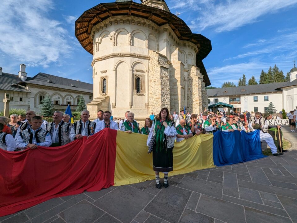 Mii de credincioși ortodocși au participat, la Mănăstirea Putna, la comemorarea a 522 de ani de la trecerea la cele veșnice a Sfântului Voievod Ștefan cel Mare